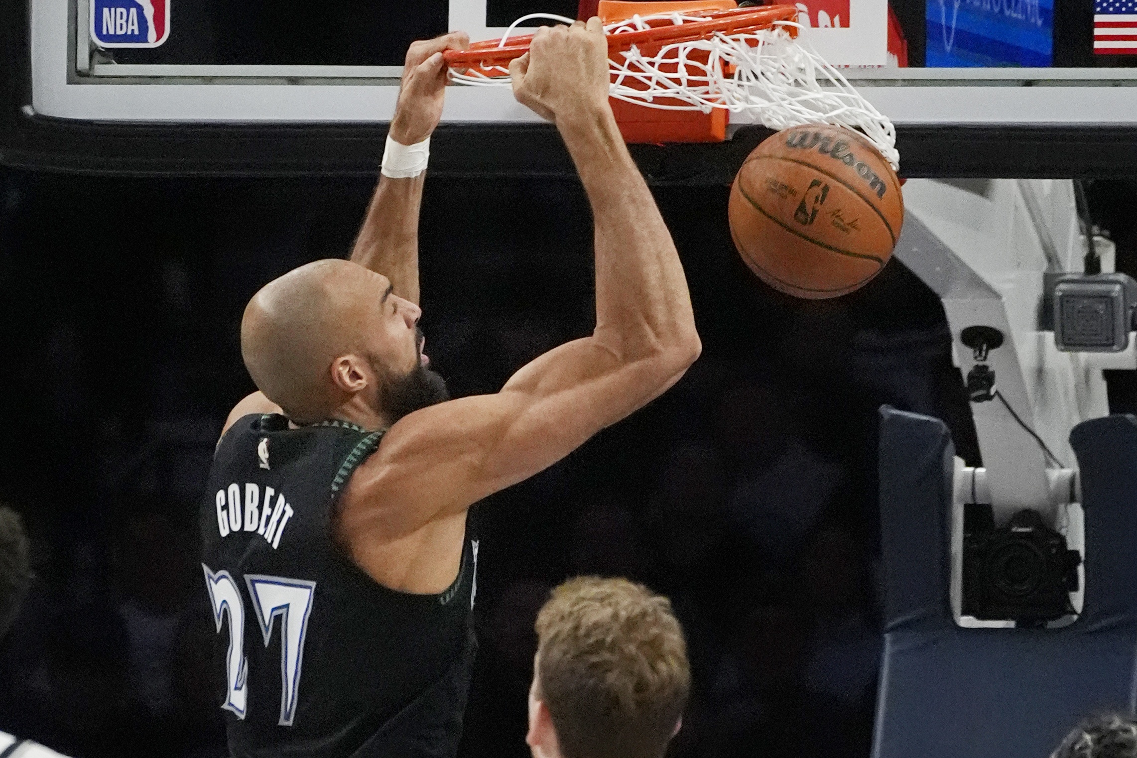 leyu-多扣几次就成奥尼尔了！戈贝尔8中5得15分2助1断2帽 爆抢17板