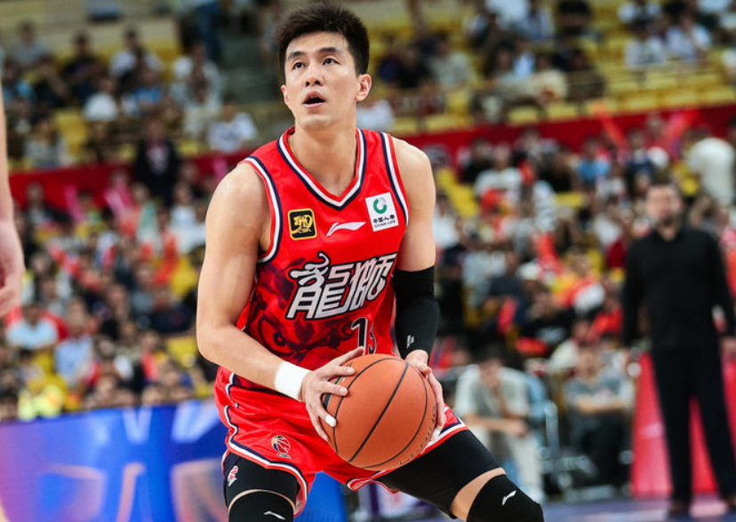 leyu-突发！郭艾伦突破左膝受伤痛苦倒地翻滚 被担架车给推下场